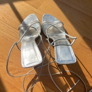 Vera Wang leather strappy heels sandals size 7.5